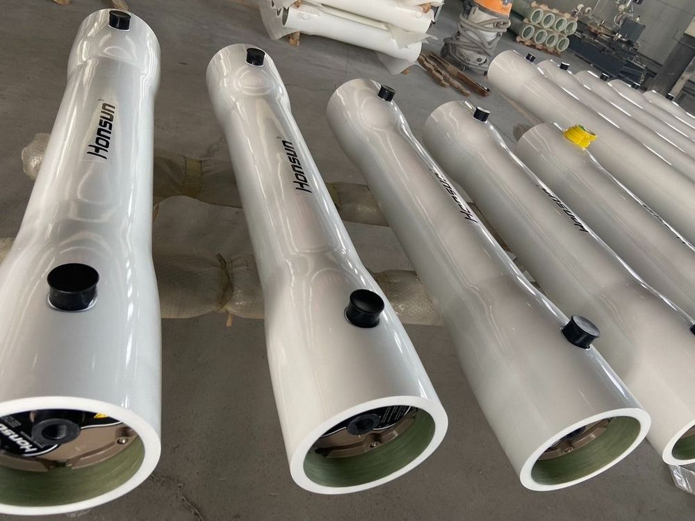 Carcasa de presión de fibra de vidrio (FRP) modelo 8080. Capacidad para alojar 2 membranas de 8" (8040) en serie. Conexiones laterales para fácil instalación.