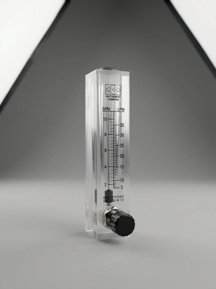Rotámetro de acrílico con válvula de ajuste integrada. Capacidad hasta 10 GPM (40 LPM). Ideal para controlar el flujo de rechazo en sistemas de ósmosis inversa.