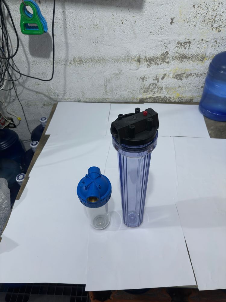 Carcasa transparente de 20 pulgadas para mayor capacidad de filtración. Tapa con botón de purga de aire y conexiones reforzadas en bronce. 2