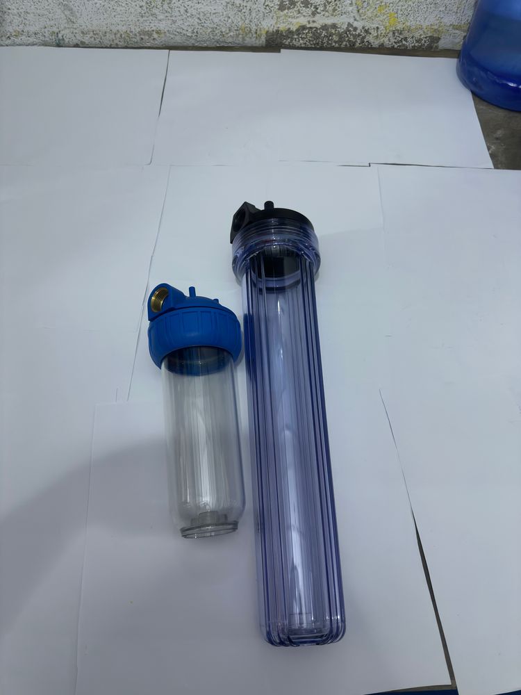 Carcasa transparente de 20 pulgadas para mayor capacidad de filtración. Tapa con botón de purga de aire y conexiones reforzadas en bronce. 3