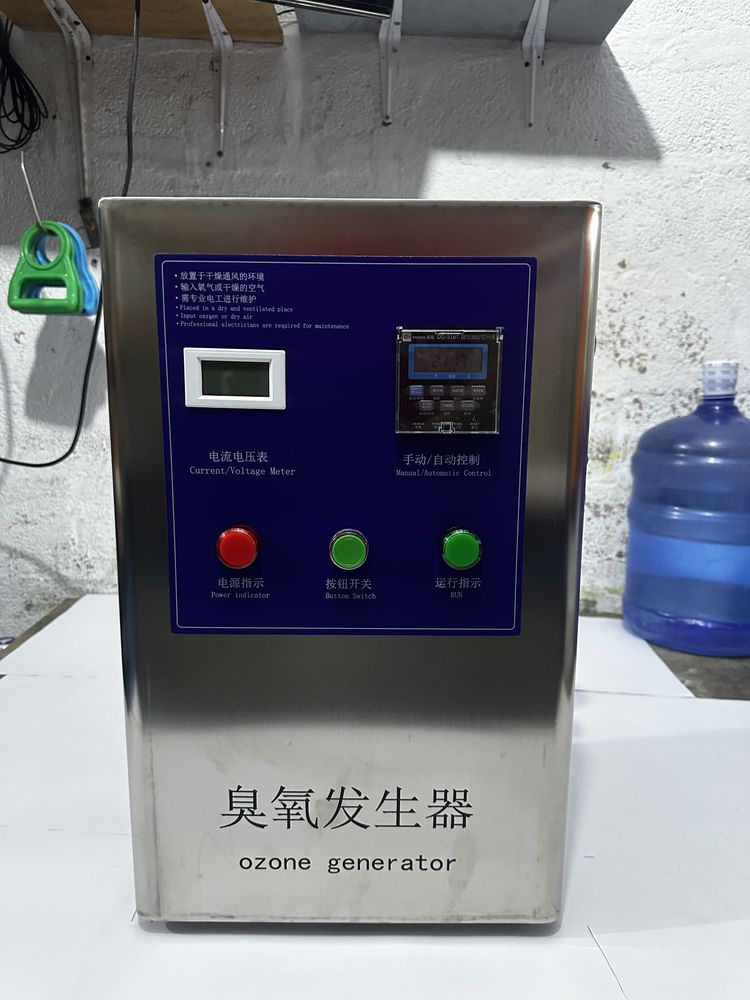 Equipo generador de ozono para purificación de aire o agua. Gabinete robusto de acero inoxidable. Incluye temporizador digital programable para automatizar el encendido y apagado. Refrigeración por aire. 2