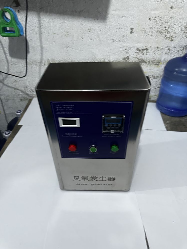 Equipo generador de ozono para purificación de aire o agua. Gabinete robusto de acero inoxidable. Incluye temporizador digital programable para automatizar el encendido y apagado. Refrigeración por aire. 3