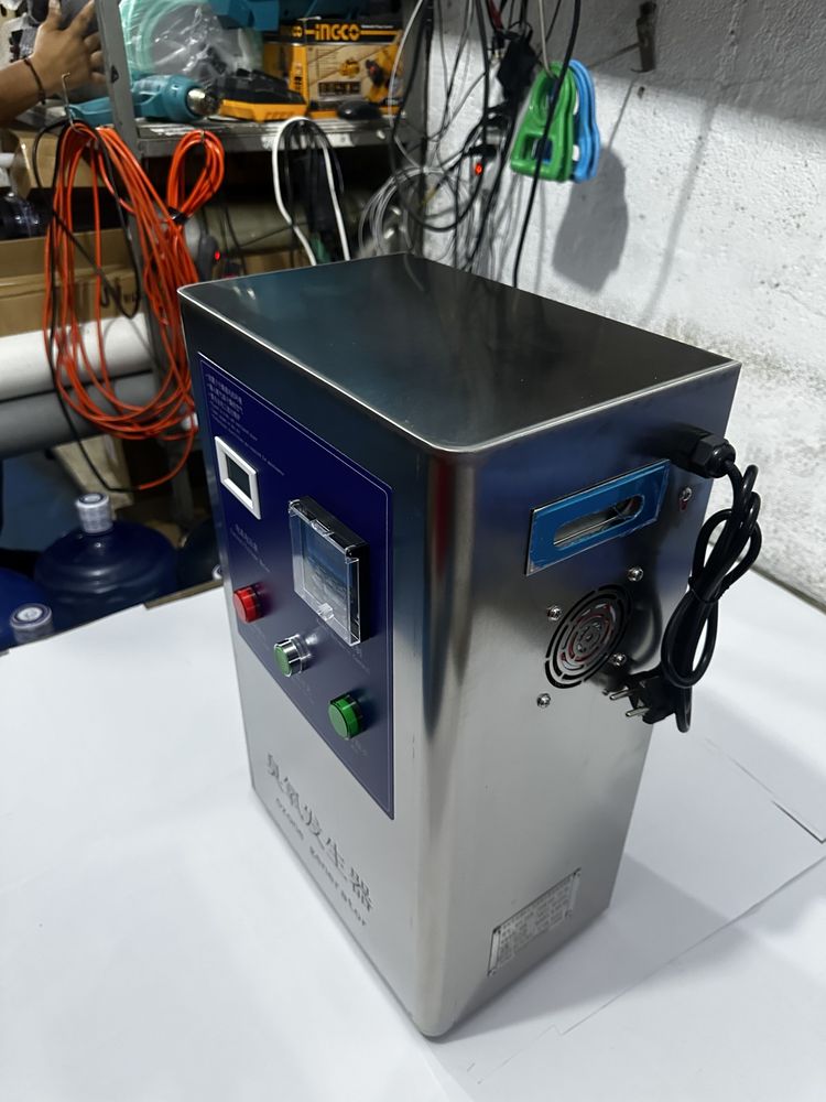 Equipo generador de ozono para purificación de aire o agua. Gabinete robusto de acero inoxidable. Incluye temporizador digital programable para automatizar el encendido y apagado. Refrigeración por aire. 4
