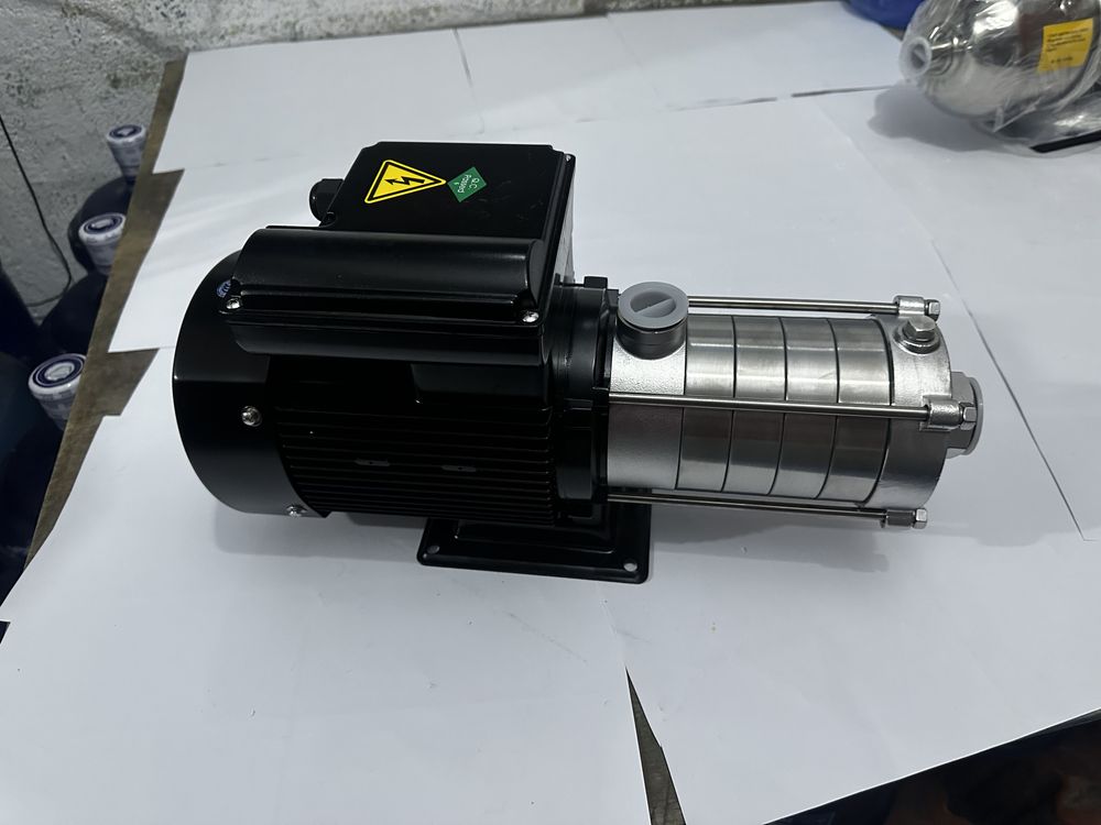 Bomba de 1.5 HP con múltiples etapas en acero inoxidable. Genera alta presión constante con funcionamiento silencioso. 2