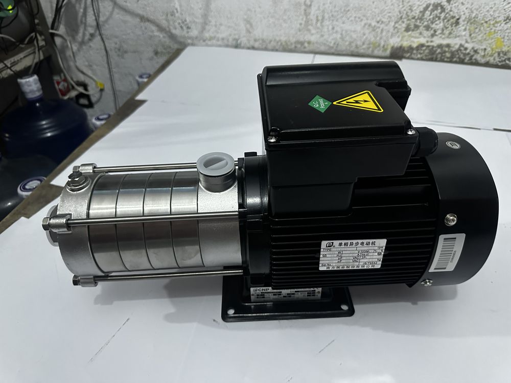 Bomba de 1.5 HP con múltiples etapas en acero inoxidable. Genera alta presión constante con funcionamiento silencioso. 3