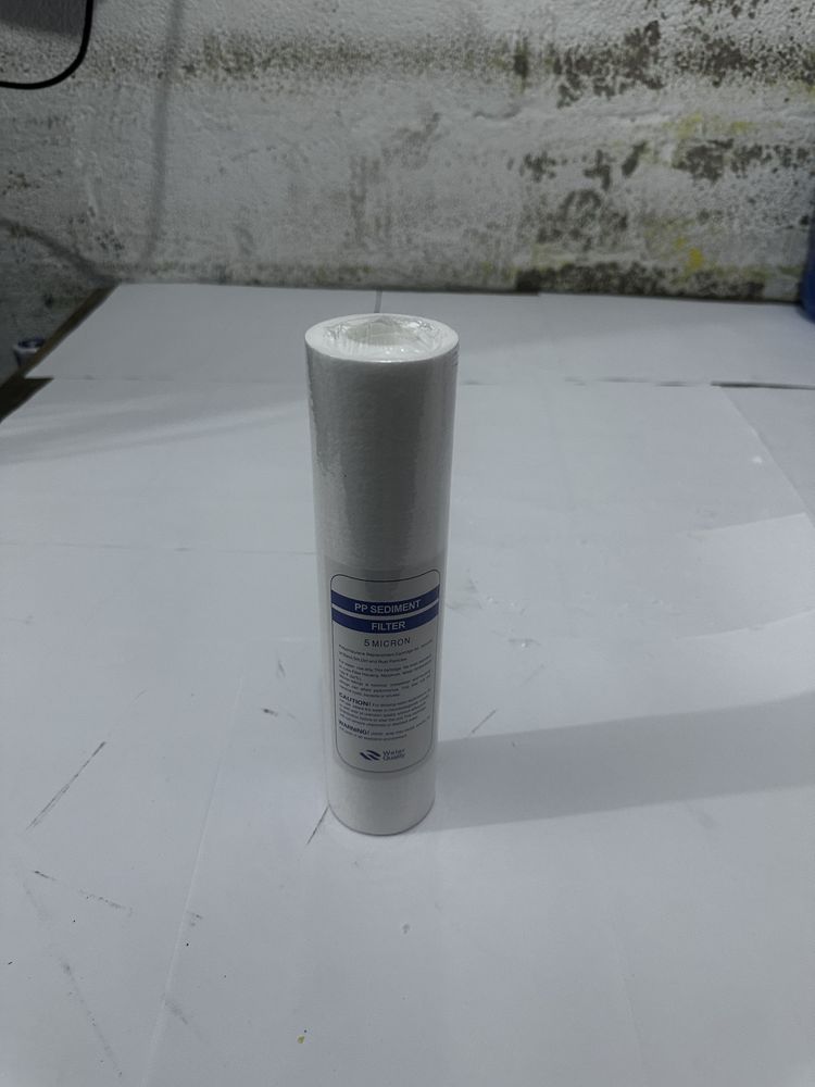 Filtro de polipropileno (PP) medida estándar 10". Retiene tierra, arena y sedimentos hasta 5 micras. 2