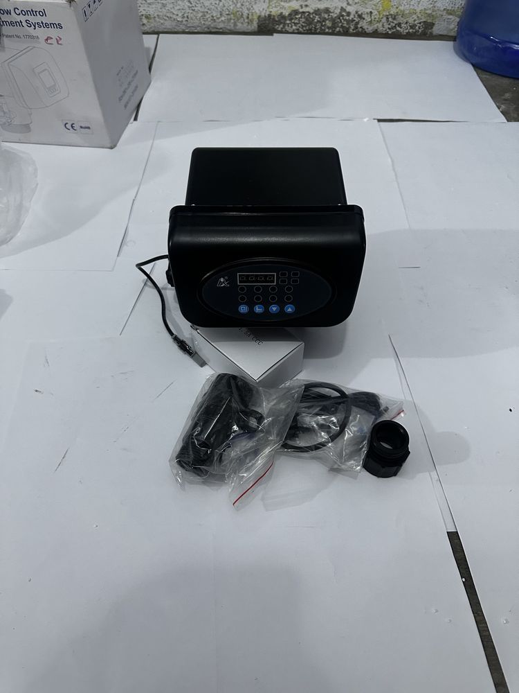 Cabezal digital programable para la regeneración automática de suavizadores de agua. Controla la succión de salmuera y lavado de resina. 2