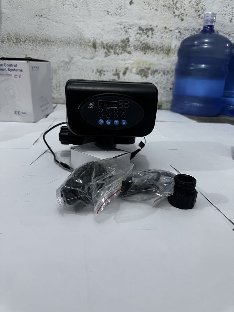 Cabezal digital programable para la regeneración automática de suavizadores de agua. Controla la succión de salmuera y lavado de resina. 3