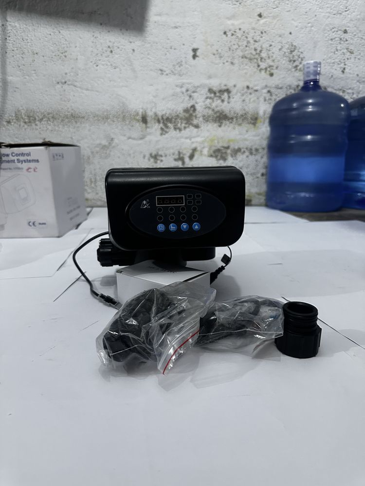 Cabezal digital programable para la regeneración automática de suavizadores de agua. Controla la succión de salmuera y lavado de resina. 4