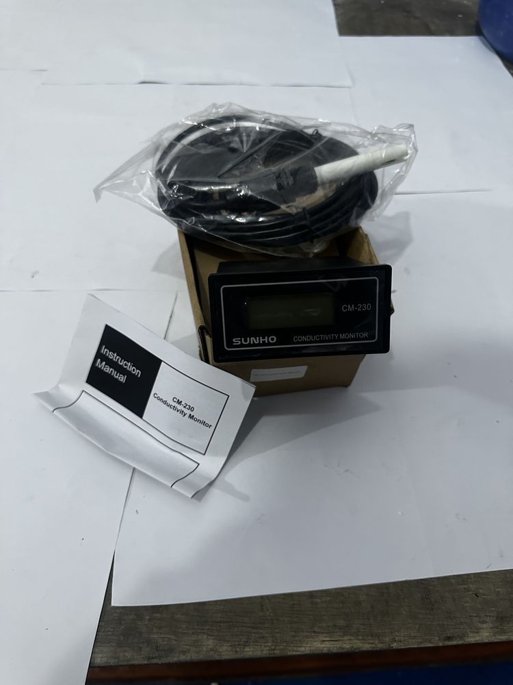 Medidor digital de conductividad para montaje en panel. Rango de medición en microsiemens ( μ S / c m μS/cm ). Incluye sensor con compensación automática de temperatura. 3