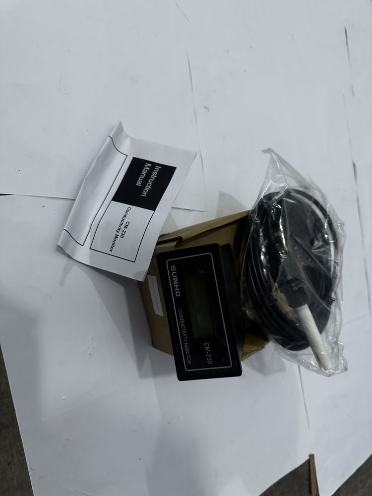 Medidor digital de conductividad para montaje en panel. Rango de medición en microsiemens ( μ S / c m μS/cm ). Incluye sensor con compensación automática de temperatura. 2