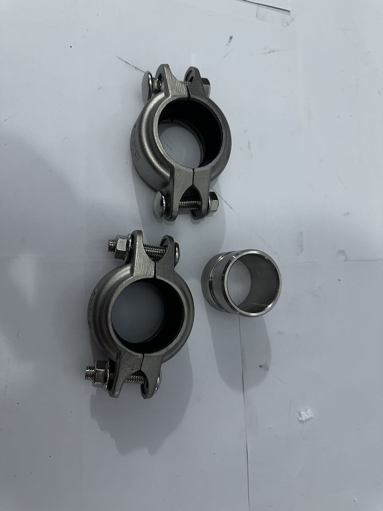 Abrazadera de cierre en acero inoxidable para carcasas de membrana de 8". Resistente y segura. 3