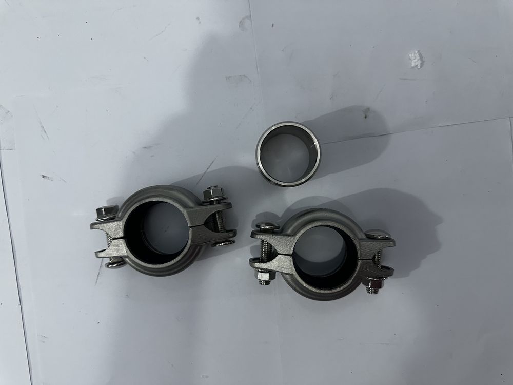 Abrazadera de cierre en acero inoxidable para carcasas de membrana de 8". Resistente y segura. 4