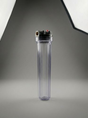 Carcasa transparente de 20 pulgadas para mayor capacidad de filtración. Tapa con botón de purga de aire y conexiones reforzadas en bronce.
