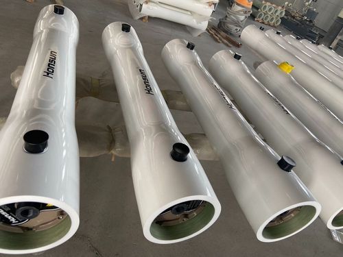 Carcasa de presión de fibra de vidrio (FRP) modelo 8080. Capacidad para alojar 2 membranas de 8" (8040) en serie. Conexiones laterales para fácil instalación.