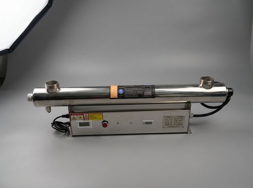 Sistema de desinfección UV de 75W en acero inoxidable. Incluye ballast con contador de horas para monitoreo exacto de la lámpara.