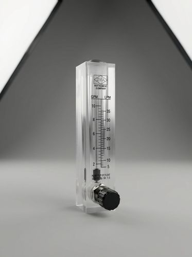 Rotámetro de acrílico con válvula de ajuste integrada. Capacidad hasta 10 GPM (40 LPM). Ideal para controlar el flujo de rechazo en sistemas de ósmosis inversa.