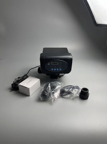 Cabezal digital programable para la regeneración automática de suavizadores de agua. Controla la succión de salmuera y lavado de resina.